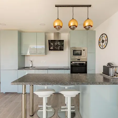 Apartment Chic & Stylish Near Yumbo *