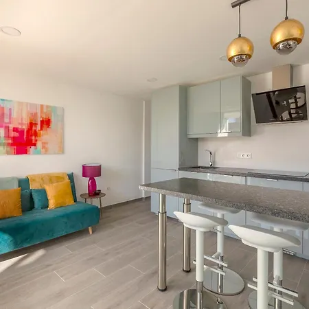 Chic & Stylish Near Yumbo Apartment *