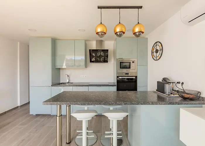 Apartman Chic & Stylish Near Yumbo *