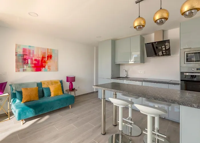 Chic & Stylish Near Yumbo Apartman *