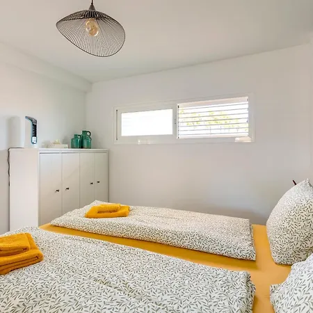 Apartment Chic & Stylish Near Yumbo *