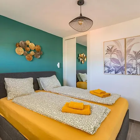 Apartment Chic & Stylish Near Yumbo *